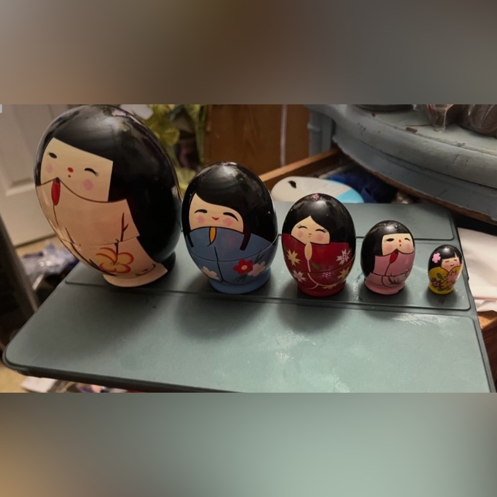 Vintage Hand Painted Wood Japanese
Nesting Dolls, Set of Colorful Nesting Dolls - Picture 3 of 16